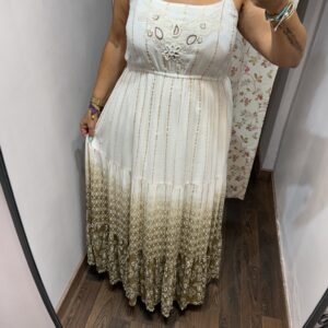 Vestido largo Boho con bordado, tirantes y volante estampado en tonos tierra. De la firma Peace&Love