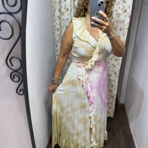 Detalle del vestido caftán boho tie dye con lazada y volantes