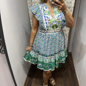 Vestido corto de estilo boho con estampado floral en tonos verdes, lilas y azules, escote en pico, mangas con volante y falda con vuelo, ideal para un look fresco y femenino. 💜