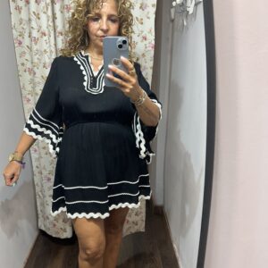 Vestido corto negro con detalles en blanco, escote en pico, mangas amplias y corte fluido, ideal para un look elegante y fresco de verano. 💜