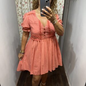 Vestido corto coral con bordados, escote en pico, manga corta con volante y falda con vuelo para mujer.