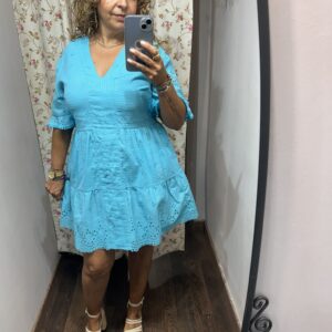 Vestido corto azul turquesa con bordado inglés, escote en pico, manga corta y volante para mujer.