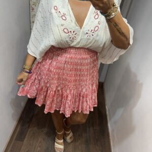 Vestido con escote cruzado. Bordados en el pecho. De la forma Peace & Love. En La Casa de Ántica de Argés cerca de Toledo.