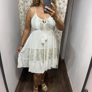 Mila en La Casa de Ántica luciendo e vestido boho Brisa de Arena blanco con bordados artesanales, en Argñes, muy cerca de Toledo.