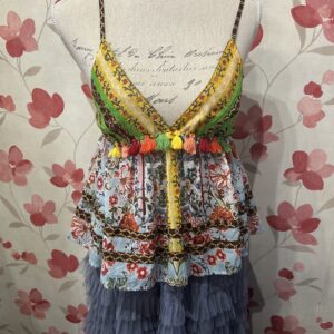 Top boho estampado multicolor con tirantes finos, escote en pico y detalle de borlas de colores, ideal para looks de verano.