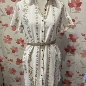 Vestido camisero blanco con bordados en color arena, manga corta y cierre de botones, que también puede llevarse abierto como caftán de verano