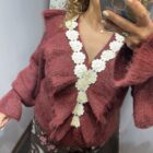 Jersey de punto con flores en el escote y frontal disponible en varios colores. En La Casa de Ántica, en Argés Toledo.
