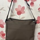 Bolso Devota & Lomba en color marrón con bandolera ajustable. La Casa de Ántica en Argés.