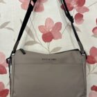 Bolso Devota & Lomba en color topo con bandolera ajustable. La Casa de Ántica en Argés.