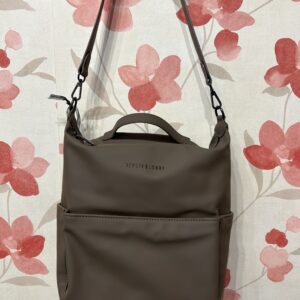 Bolso/mochila de Devota & Lomba. Convertible, en color marrón chocolate. En La Casa de Ántica de Árges