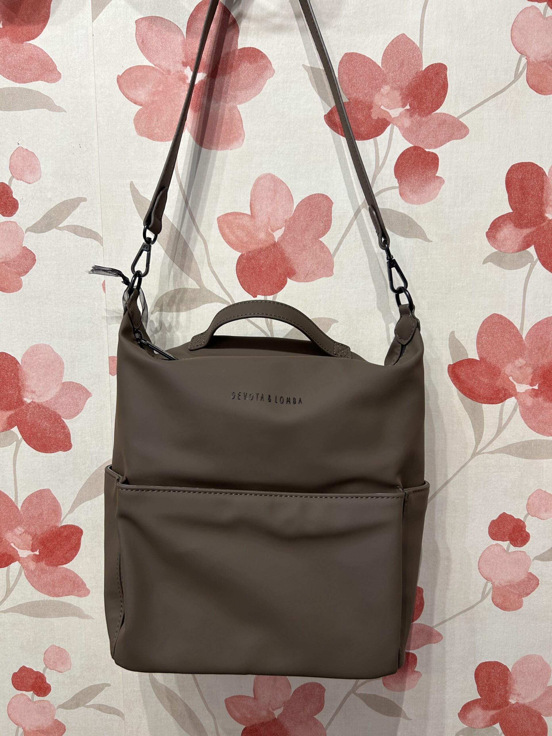 IMG_9016 Bolso/mochila de Devota & Lomba. Convertible, en color marrón chocolate. En La Casa de Ántica de Árges