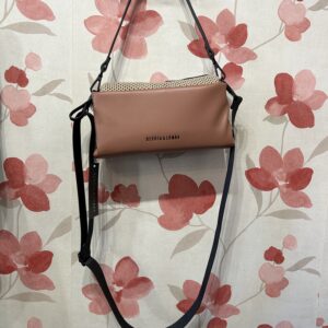 Bolso Devota & Lomba color nude con detalles de crochet beige y asas negras.