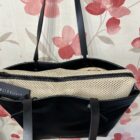 Detalle interior del bolso shopper negro Devota & Lomba con tejido calado beige