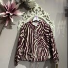 Bomber animal print en tonos marrón y beige o burdeos y beige de La Casa de Ántica
