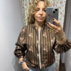 Bomber de rayas con estampado floral en tonos verde o marrón de La Casa de Ántica