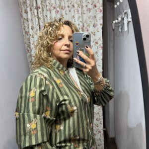 Bomber de rayas con estampado floral en tonos verde de La Casa de Ántica