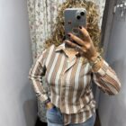 Camisa de mujer de rayas con cuello camisero y botones ocultos, disponible en siete colores