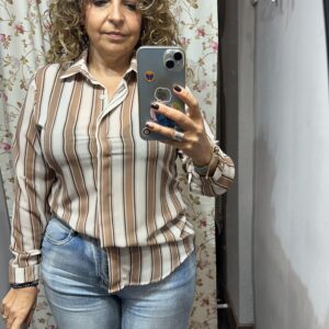 Camisa de mujer de rayas con cuello camisero y botones ocultos, disponible en siete colores