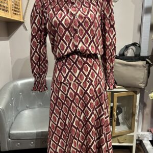 Conjunto de blusa y falda larga estampado geométrico en burdeos rosa y beige
