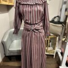 Conjunto de blusa y falda larga de rayas rosa empolvado verde agua y marrón con volantes y lazo