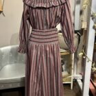 Conjunto de blusa y falda larga de rayas rosa empolvado verde agua y marrón con volantes y lazo