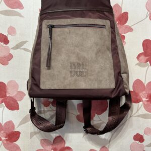 Mochila Devota & Lomba color borgoña con bolsillo delantero en topo.