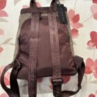 Mochila Devota & Lomba color borgoña con bolsillo delantero en topo. Con bolsillo antirrobo.