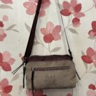 Bolso bandolera Devota & Lomba color borgoña con bolsillo delantero en topo