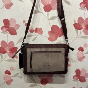Bolso bandolera Devota & Lomba color borgoña con bolsillo delantero en topo.