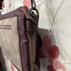 Bolso bandolera Devota & Lomba color borgoña con bolsillo delantero en topo.