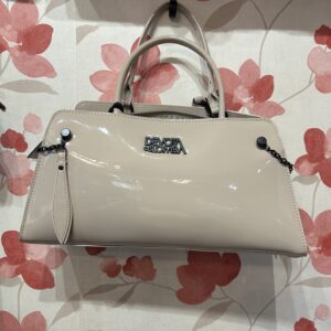 Bolso beige brillante efecto charol Devota & Lomba con asas de mano y detalles de cadena negra.