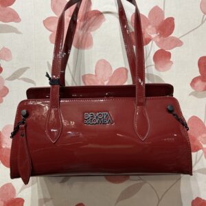 Bolso Devota & Lomba color borgoña efecto charol con asas largas y detalles de cadena negra