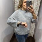 Jersey de mujer de punto grueso color gris claro con cuello vuelto y mangas largas.