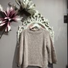 Jersey de mujer de punto grueso color gris claro con cuello vuelto y mangas largas.