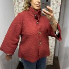 Chaqueta de mujer en tejido bouclé con cuello subido y botones delanteros, disponible en varios colores