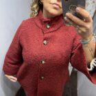 Chaqueta de mujer en tejido bouclé con cuello subido y botones delanteros, disponible en varios colores