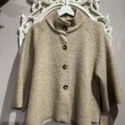 Chaqueta de mujer en tejido bouclé con cuello subido y botones delanteros, disponible en varios colores