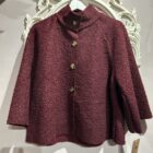Chaqueta de mujer en tejido bouclé con cuello subido y botones delanteros, disponible en varios colores