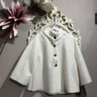 Chaqueta de mujer en tejido bouclé con cuello subido y botones delanteros, disponible en varios colores