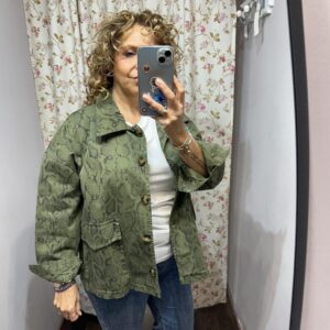Chaqueta estampado serpiente en tono verde y negro con bolsillos delanteros de parche.