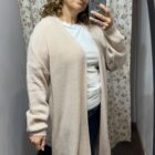 Cárdigan largo de punto suave en color beige combinado con camiseta blanca y vaqueros