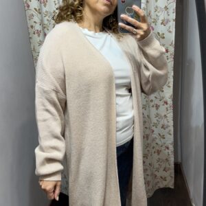 Cárdigan largo de punto suave en color beige combinado con camiseta blanca y vaqueros