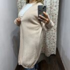 Cárdigan largo de punto suave en color beige combinado con camiseta blanca y vaqueros