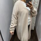 Cárdigan largo de punto suave en color beige combinado con camiseta blanca y vaqueros