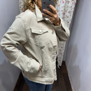 Cazadora vaquera con elastán en color arena. con bolsillos de parche y laterales. Talla grande.