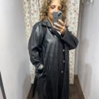 Gabardina larga negra efecto piel con solapas, botones y cinturón de La Casa de Ántica. Oversize