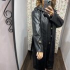 Gabardina larga negra efecto piel con solapas, botones y cinturón de La Casa de Ántica.