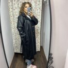 Gabardina larga negra efecto piel con solapas, botones y cinturón de La Casa de Ántica.