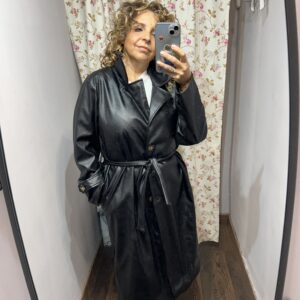 Gabardina larga negra efecto piel con solapas, botones y cinturón de La Casa de Ántica.