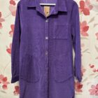 Sobrecamisa larga morada de mujer con botones y bolsillos delanteros